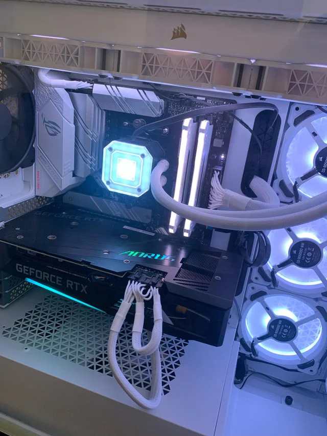 Does a white motherboard light mean a connection problem